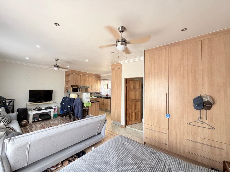 4 Bedroom Property for Sale in Featherbrooke Estate Gauteng