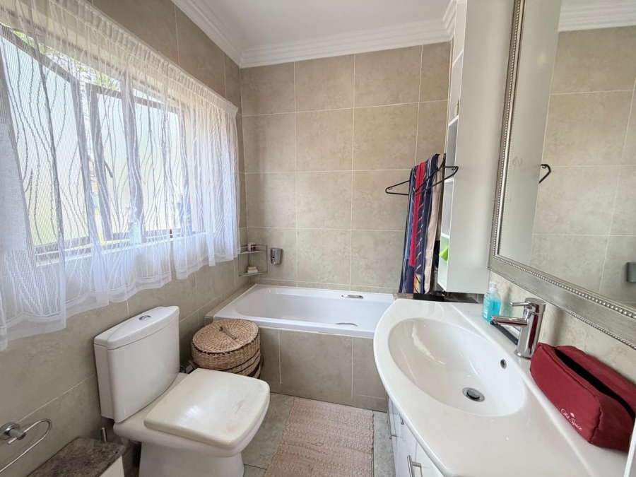 4 Bedroom Property for Sale in Featherbrooke Estate Gauteng