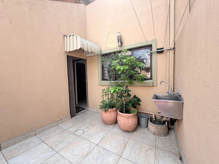 4 Bedroom Property for Sale in Featherbrooke Estate Gauteng