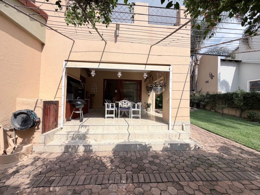 4 Bedroom Property for Sale in Featherbrooke Estate Gauteng