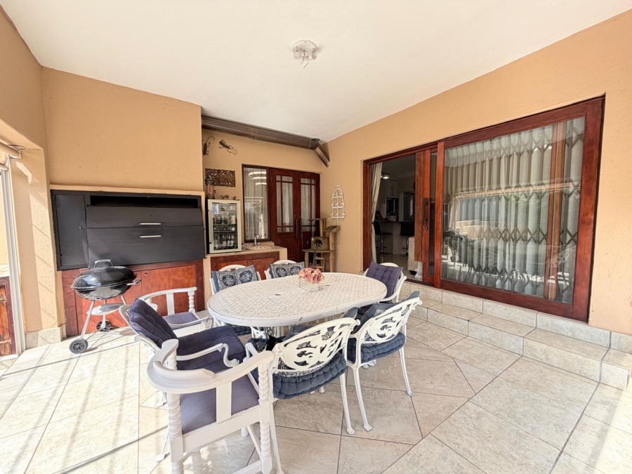 4 Bedroom Property for Sale in Featherbrooke Estate Gauteng