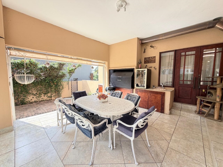 4 Bedroom Property for Sale in Featherbrooke Estate Gauteng
