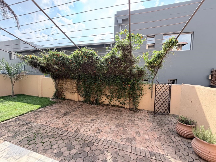 4 Bedroom Property for Sale in Featherbrooke Estate Gauteng