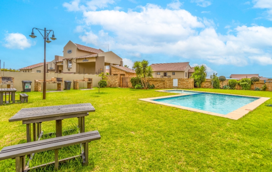 To Let 2 Bedroom Property for Rent in North Riding Gauteng