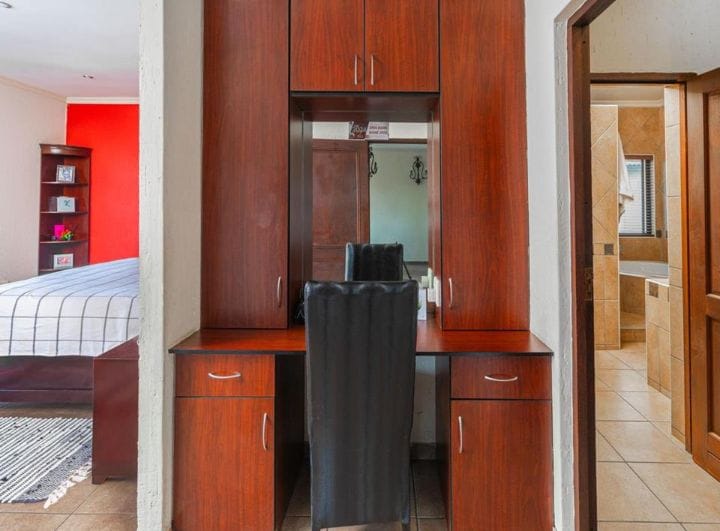 To Let 7 Bedroom Property for Rent in Featherbrooke Estate Gauteng