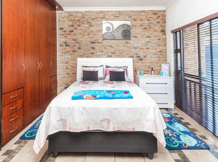 To Let 7 Bedroom Property for Rent in Featherbrooke Estate Gauteng