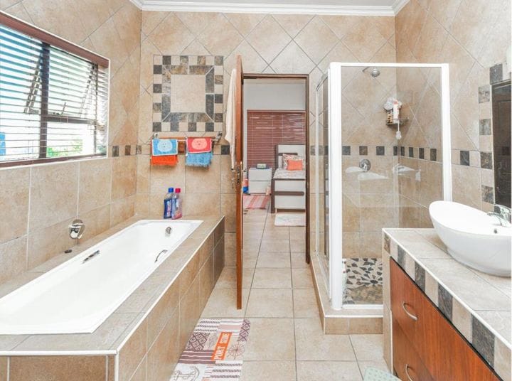 To Let 7 Bedroom Property for Rent in Featherbrooke Estate Gauteng