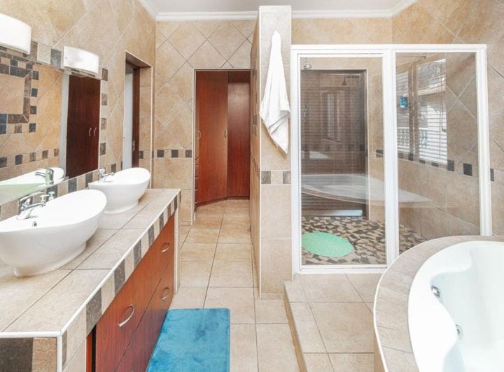 To Let 7 Bedroom Property for Rent in Featherbrooke Estate Gauteng