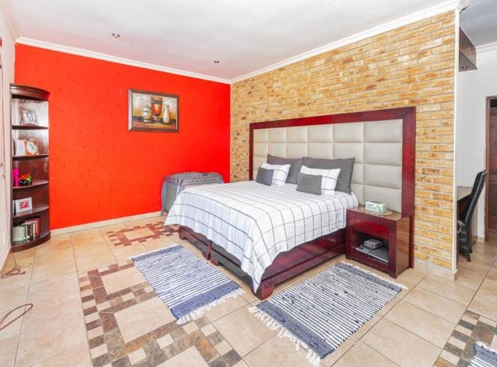 To Let 7 Bedroom Property for Rent in Featherbrooke Estate Gauteng