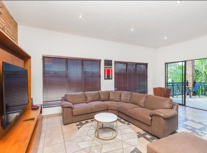 To Let 7 Bedroom Property for Rent in Featherbrooke Estate Gauteng