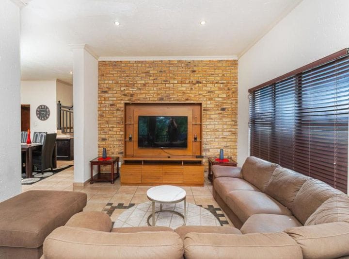 To Let 7 Bedroom Property for Rent in Featherbrooke Estate Gauteng