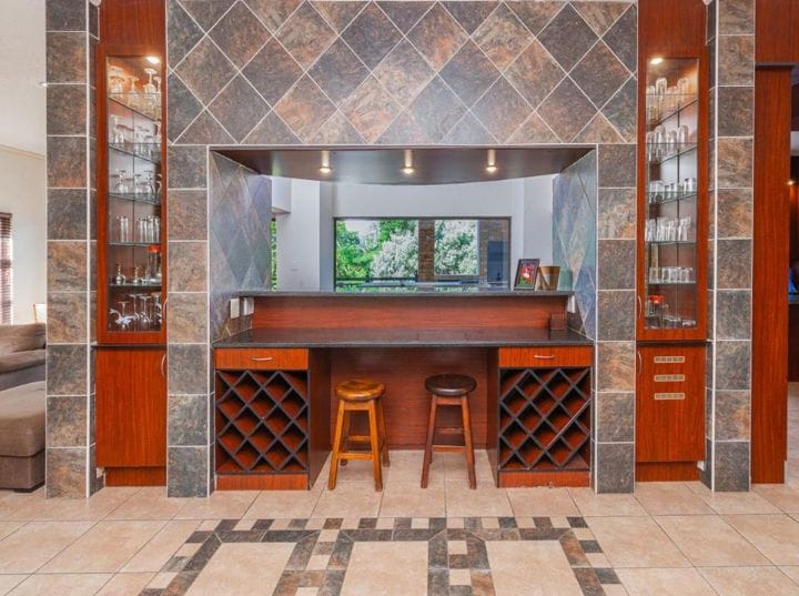 To Let 7 Bedroom Property for Rent in Featherbrooke Estate Gauteng