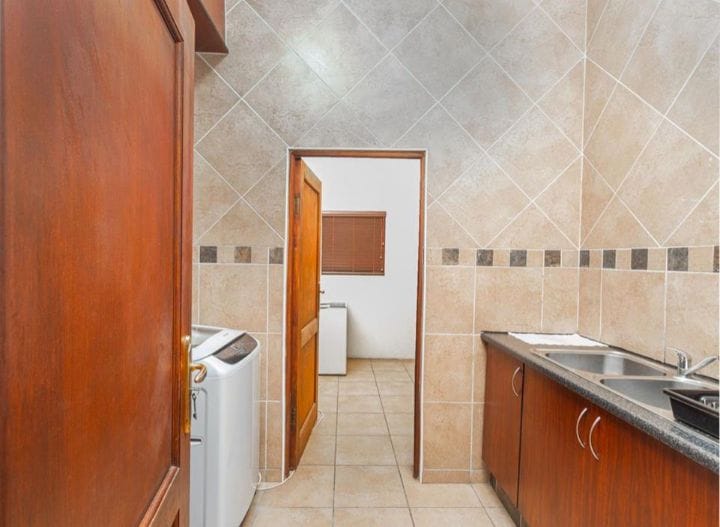 To Let 7 Bedroom Property for Rent in Featherbrooke Estate Gauteng