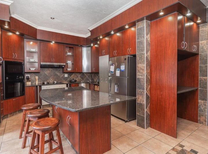 To Let 7 Bedroom Property for Rent in Featherbrooke Estate Gauteng