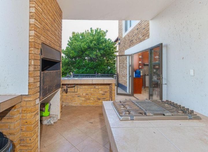 To Let 7 Bedroom Property for Rent in Featherbrooke Estate Gauteng