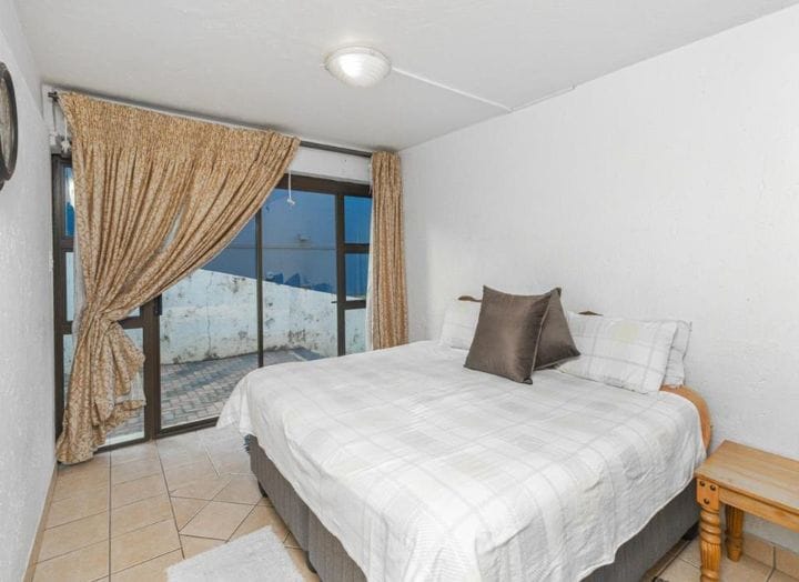 To Let 7 Bedroom Property for Rent in Featherbrooke Estate Gauteng