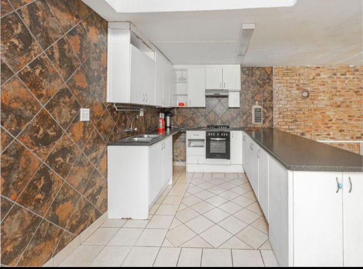 To Let 7 Bedroom Property for Rent in Featherbrooke Estate Gauteng