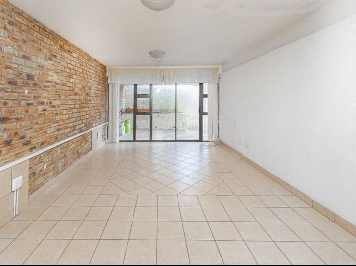 To Let 7 Bedroom Property for Rent in Featherbrooke Estate Gauteng