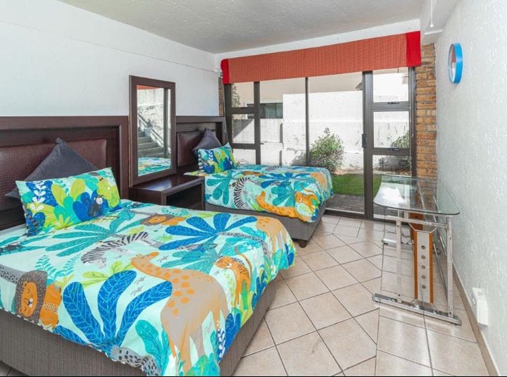 To Let 7 Bedroom Property for Rent in Featherbrooke Estate Gauteng