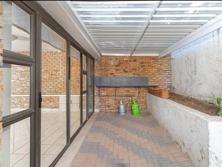 To Let 7 Bedroom Property for Rent in Featherbrooke Estate Gauteng