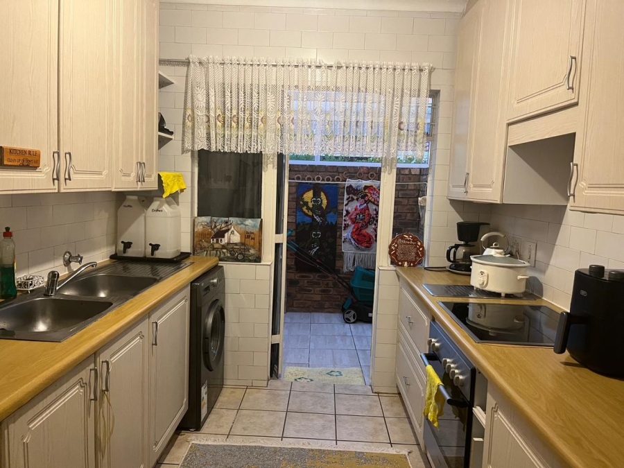 To Let 2 Bedroom Property for Rent in Dowerglen Gauteng