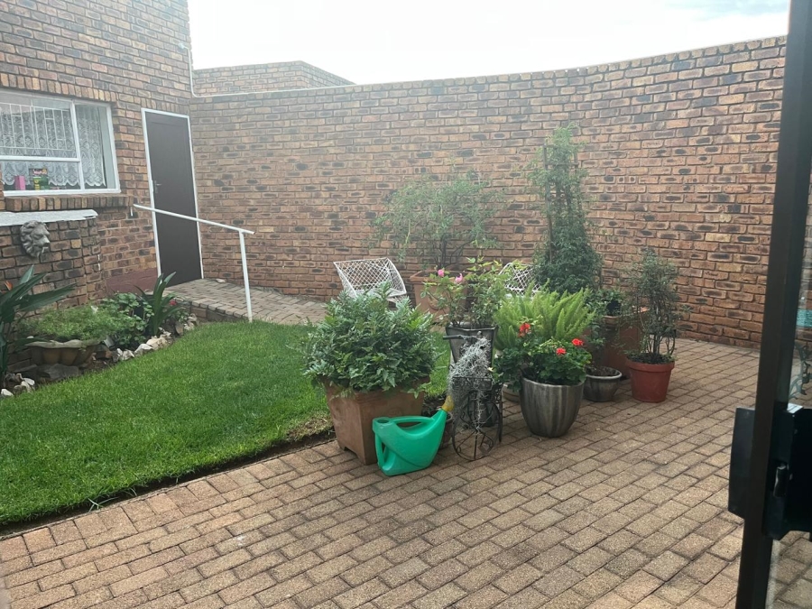 To Let 2 Bedroom Property for Rent in Dowerglen Gauteng