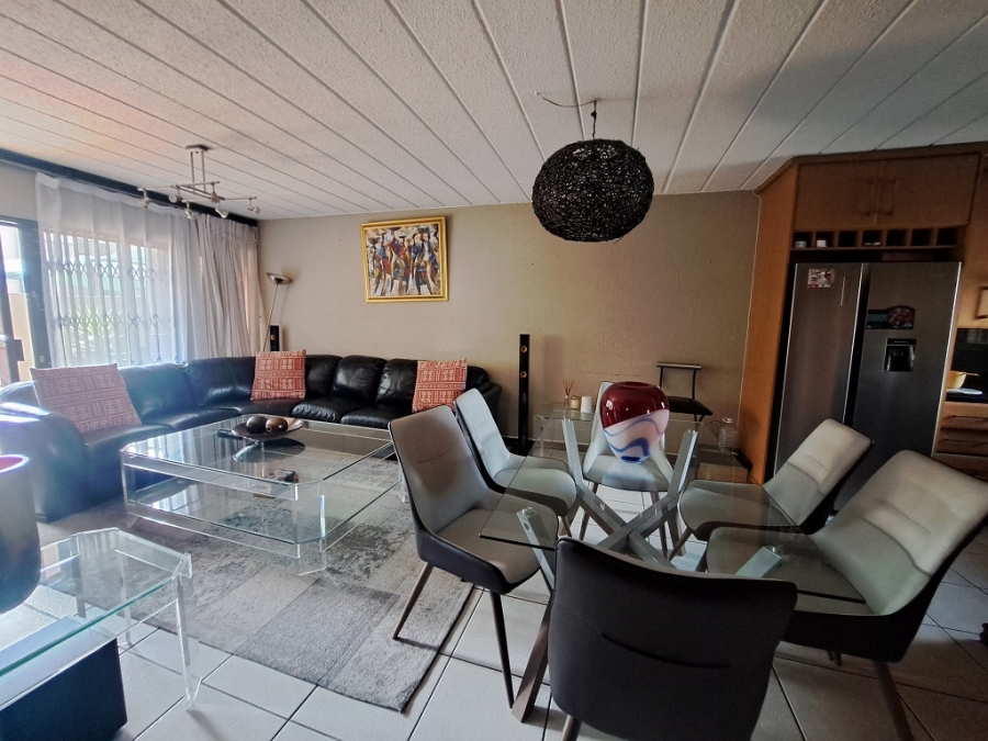 To Let 3 Bedroom Property for Rent in Glenvista Gauteng