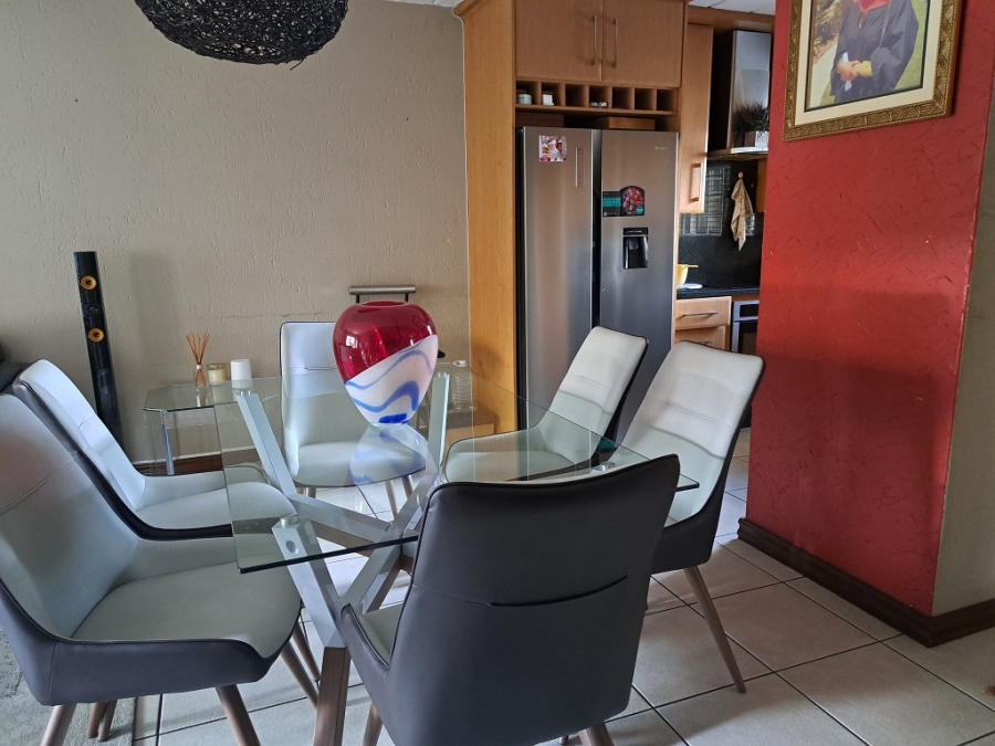 To Let 3 Bedroom Property for Rent in Glenvista Gauteng