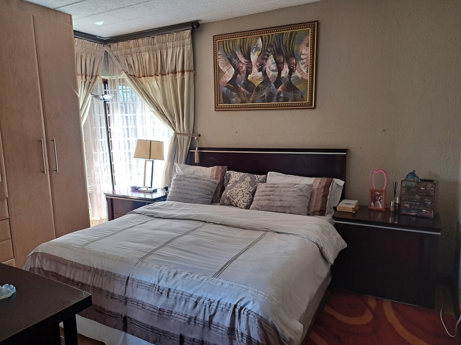 To Let 3 Bedroom Property for Rent in Glenvista Gauteng