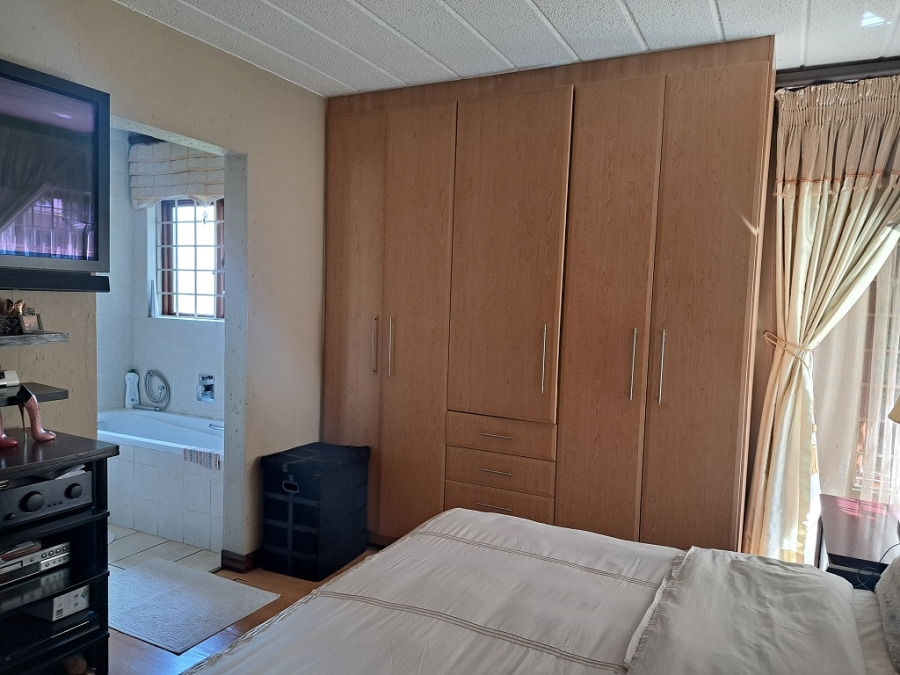 To Let 3 Bedroom Property for Rent in Glenvista Gauteng