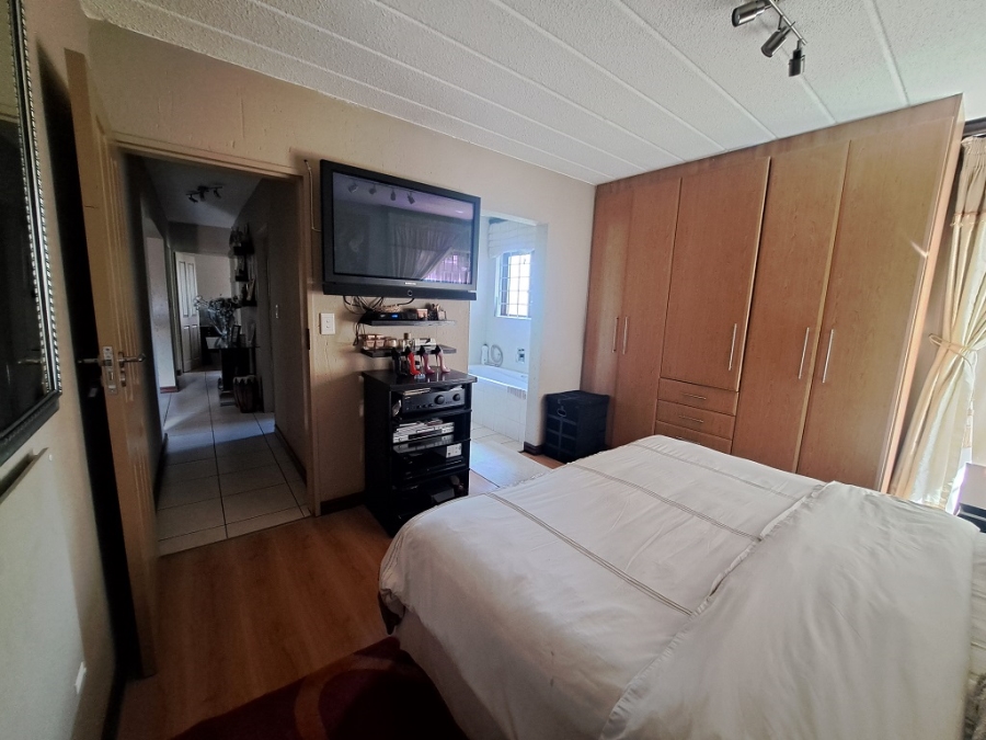 To Let 3 Bedroom Property for Rent in Glenvista Gauteng