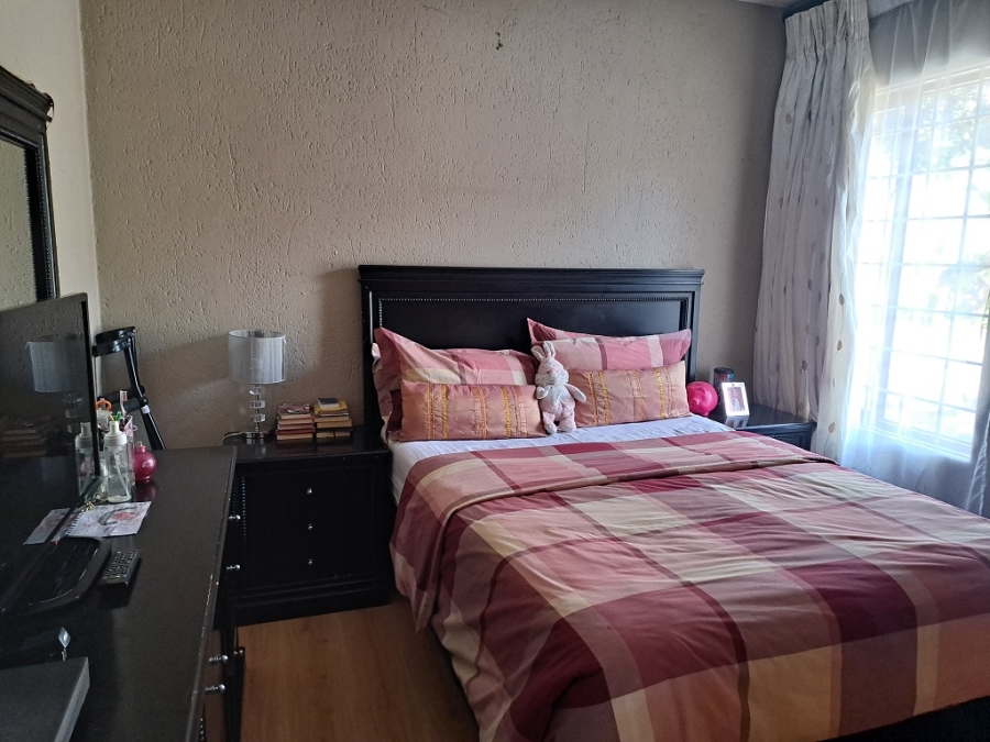To Let 3 Bedroom Property for Rent in Glenvista Gauteng