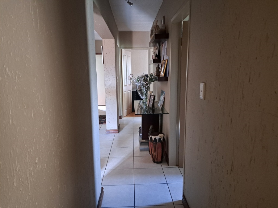 To Let 3 Bedroom Property for Rent in Glenvista Gauteng