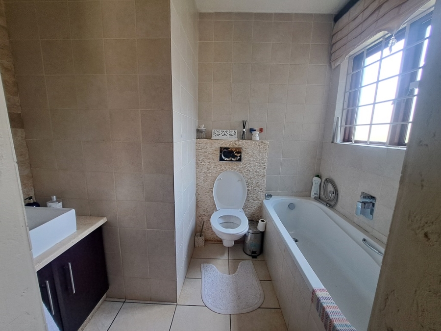 To Let 3 Bedroom Property for Rent in Glenvista Gauteng