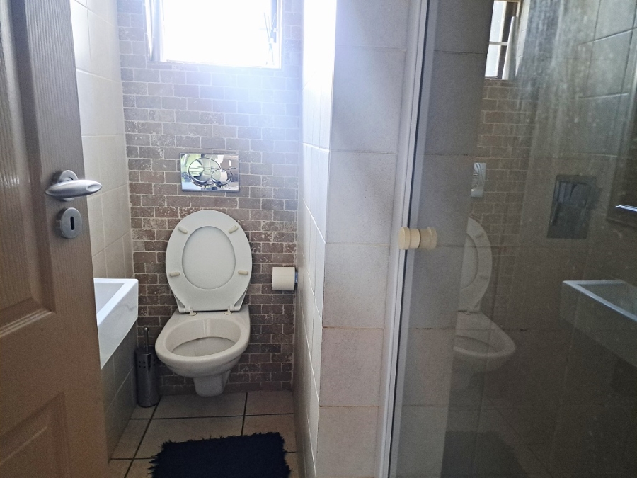 To Let 3 Bedroom Property for Rent in Glenvista Gauteng