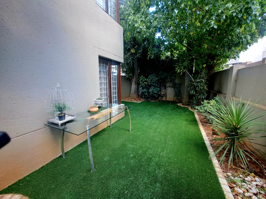 To Let 3 Bedroom Property for Rent in Glenvista Gauteng