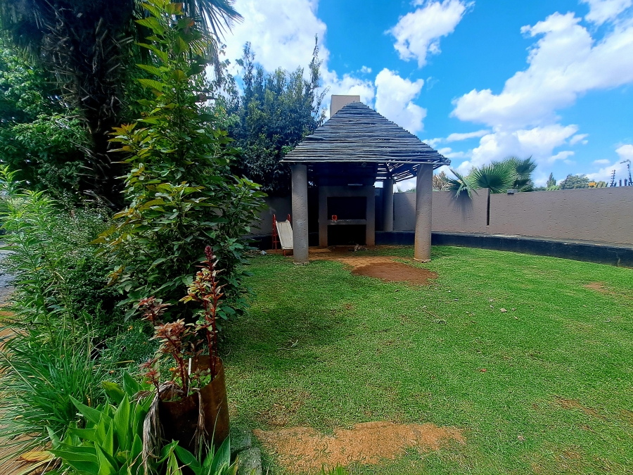 To Let 3 Bedroom Property for Rent in Glenvista Gauteng