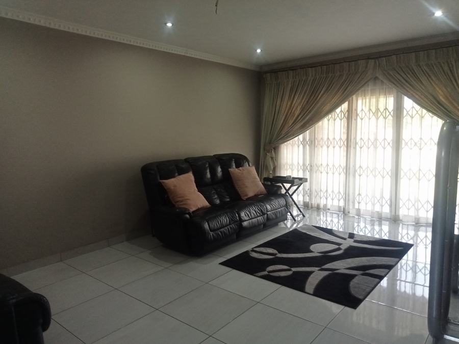 To Let 6 Bedroom Property for Rent in Riversdale Gauteng