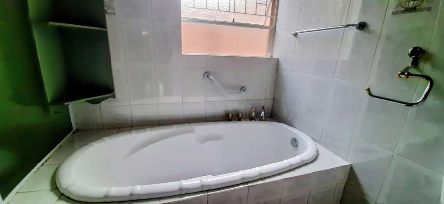 4 Bedroom Property for Sale in Glen Marais Gauteng