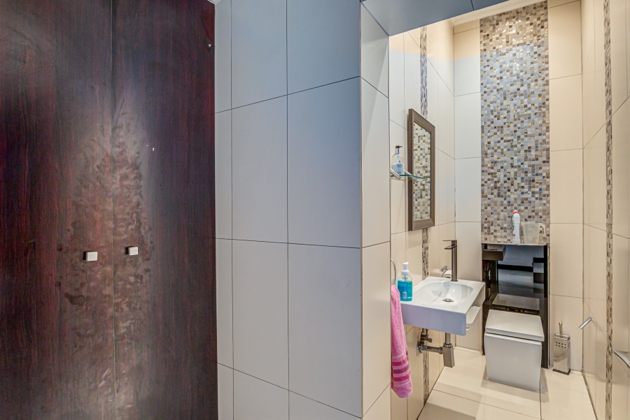 5 Bedroom Property for Sale in Broadacres Gauteng