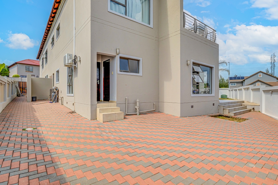 5 Bedroom Property for Sale in Broadacres Gauteng