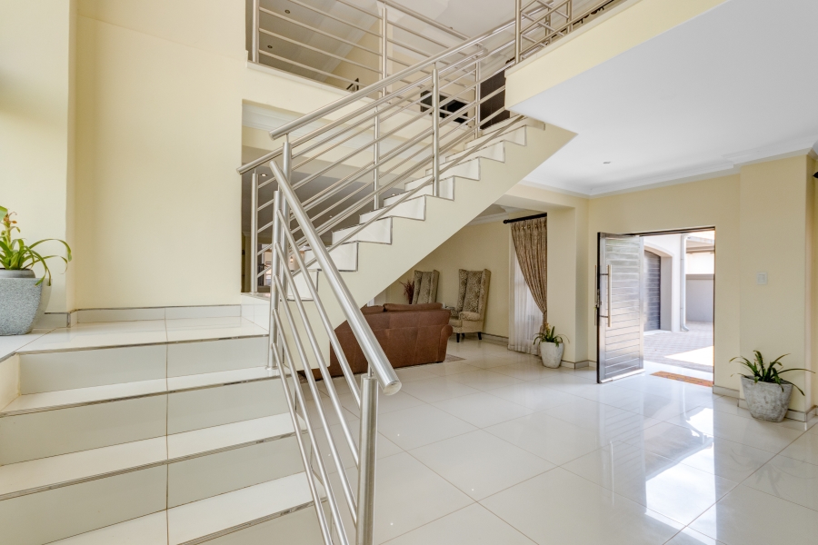 To Let 5 Bedroom Property for Rent in Heuwelsig Estate Gauteng