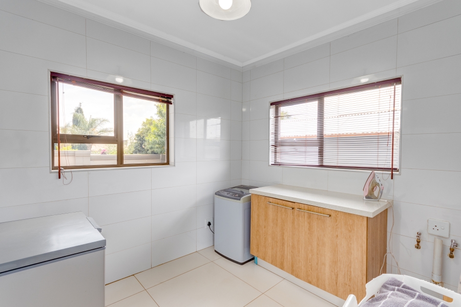 To Let 5 Bedroom Property for Rent in Heuwelsig Estate Gauteng