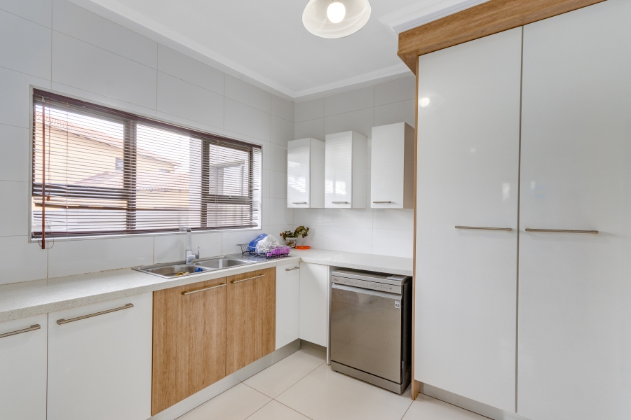 To Let 5 Bedroom Property for Rent in Heuwelsig Estate Gauteng