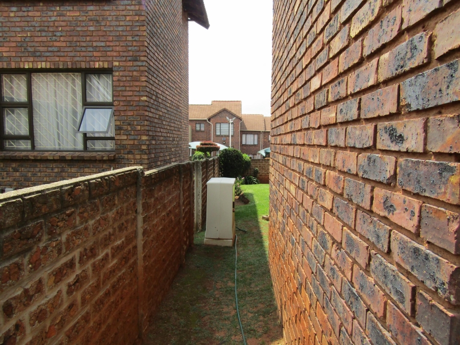 2 Bedroom Property for Sale in Mondeor Gauteng