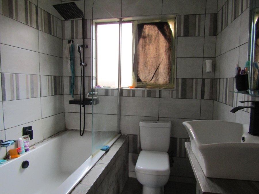 2 Bedroom Property for Sale in Mondeor Gauteng