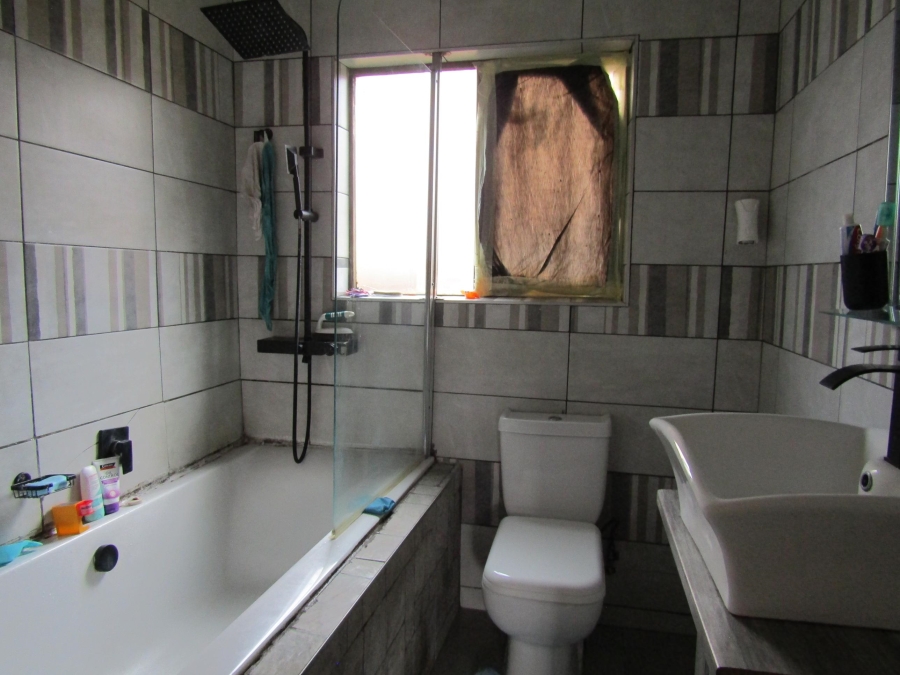 2 Bedroom Property for Sale in Mondeor Gauteng