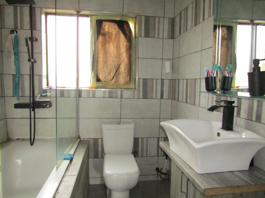 2 Bedroom Property for Sale in Mondeor Gauteng