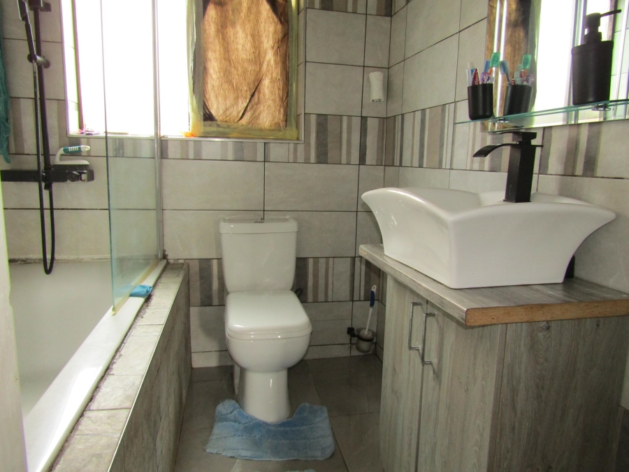 2 Bedroom Property for Sale in Mondeor Gauteng