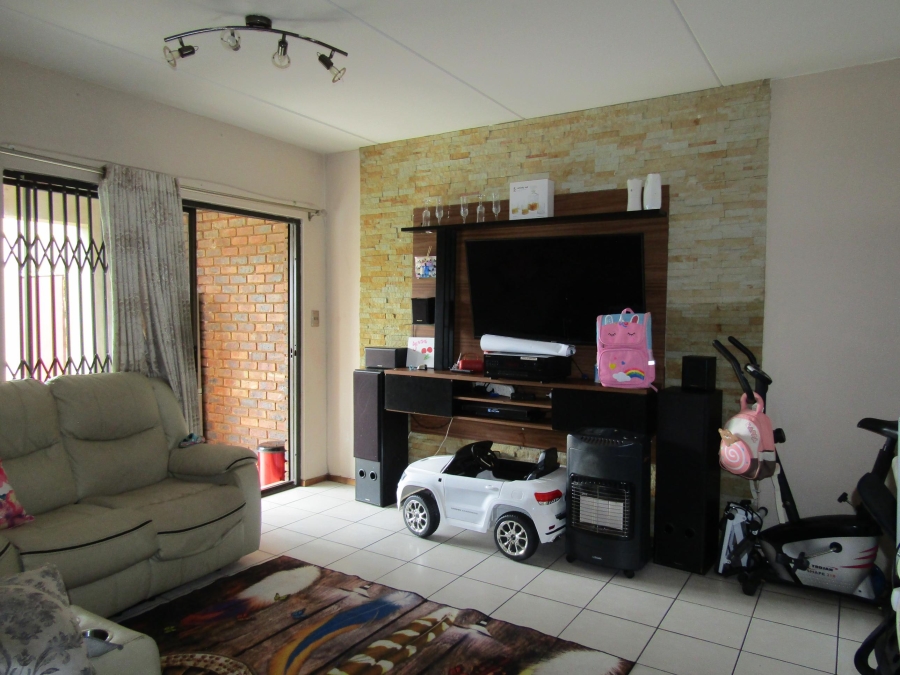 2 Bedroom Property for Sale in Mondeor Gauteng